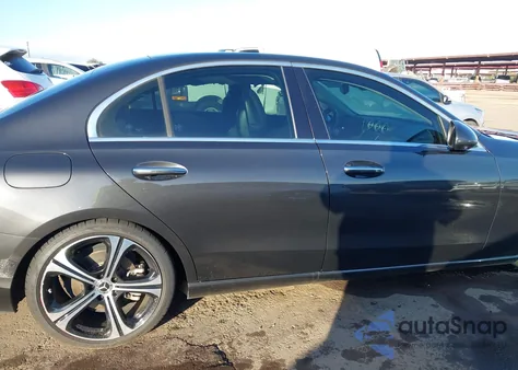 2022 Mercedes-Benz C 300 Sedan z USA, uszkodzony, nr VIN W1KAF4GB7NR030901